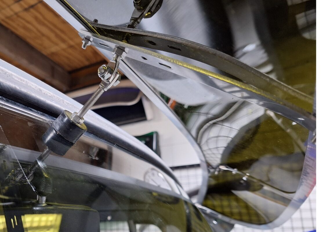 Center support stainless steel mounted on classic sun-screen