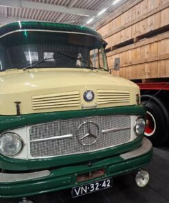 Alternative view of Classic Sun-screen Mercedes-Benz Kurzhauber (1959-1961)